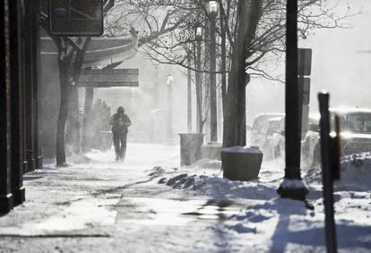 Un hombre camina por una calle cubierta de hielo en la ciudad de Scranton (Pensilvania).