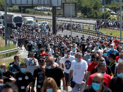 Trabajadores de Nissan protestan por el cierre de la fábrica en la Zona Franca de Barcelona.