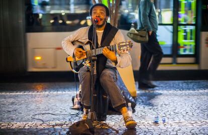 Artista de rua se apresenta na Paulista.