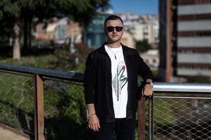 Ahmed, refugiado palestino, fotografiado en los Jardines de la Rambla de Sants