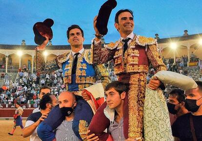 Rubén Pinar, -a la izquierda-, y Sergio Serrano, a hombros en Albacete.