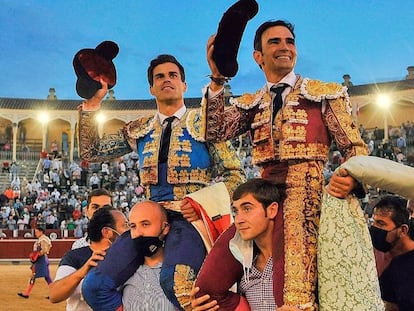 Rubén Pinar, -a la izquierda-, y Sergio Serrano, a hombros en Albacete.