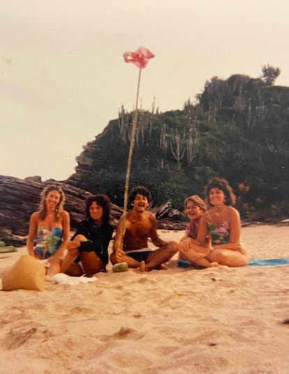 Claudia Piñeiro, con sus amigas, celebrando a los 23 años el Año Nuevo en el verano de Río de Janeiro.
