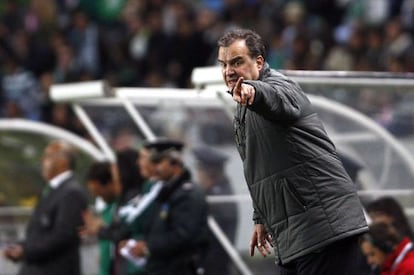 Marcelo Bielsa da instrucciones a sus jugadores durante el partido