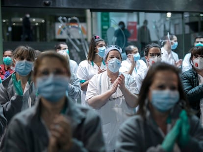 Trabajadores del Hospital Clínic de Barcelona se unen al aplauso a los sanitarios, en marzo de 2020.