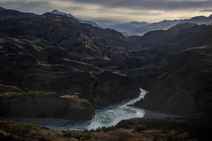 Río Baker, el más caudaloso de Chile. Imagen del emplazamiento de una de las represas paralizadas recientemente por el gobierno de Bachelet de la hidroeléctrica Hidroaysén (con participación de Endesa). Este punto es el límite del Parque Patagonia.
