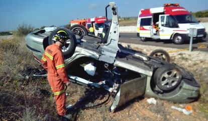 El coche del fallecido se salió de la vía y volcó en un terraplén.