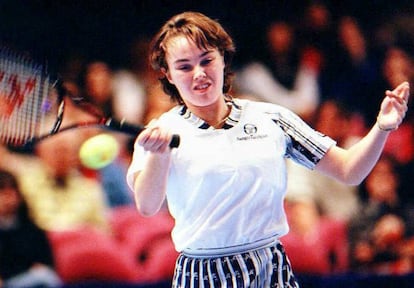 La suiza Martina Hingis conecta un 'drive' en el partido de semifinal disputado contra la croata Iva Majoli, en el Master Femenino. Hingis ganó por 6-2. 2-6 y 6-1 el 23 de noviembre de 1996.