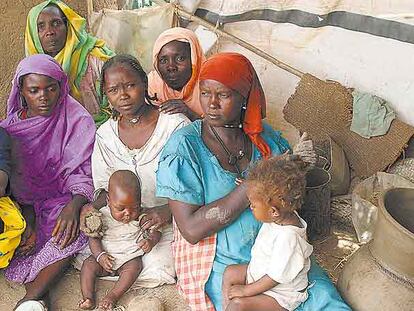 Cinco mujeres violadas por las milicias árabes de Sudán al sur de Darfur en 2006 posan en un campo de refugiados el pasado abril.