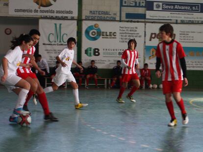 Una futbolista de 14 años llega a lo más alto... y no le dejan jugar