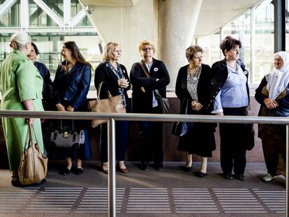 Mujeres de la Asociaci&oacute;n de Madres de Srebrenica llegan al Tribunal de Justicia en La Haya (Holanda).
