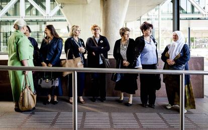 Mujeres de la Asociación de Madres de Srebrenica llegan al Tribunal de Justicia en La Haya (Holanda).