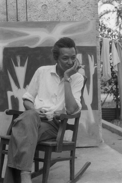 Wifredo Lam en Cuba en 1956. Casi trescientas obras forman parte de la retrospectiva sobre el artista cubano que, tras su paso por el Centro Pompidou, viajará en 2016 al Reina Sofía y a la Tate Modern.