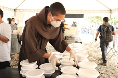 Franciscano organzia as marmitas que serão distribuídas para a população de rua em São Paulo. / SEFRAS