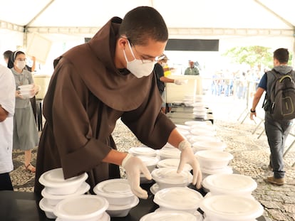 Franciscano organzia as marmitas que serão distribuídas para a população de rua em São Paulo. / SEFRAS