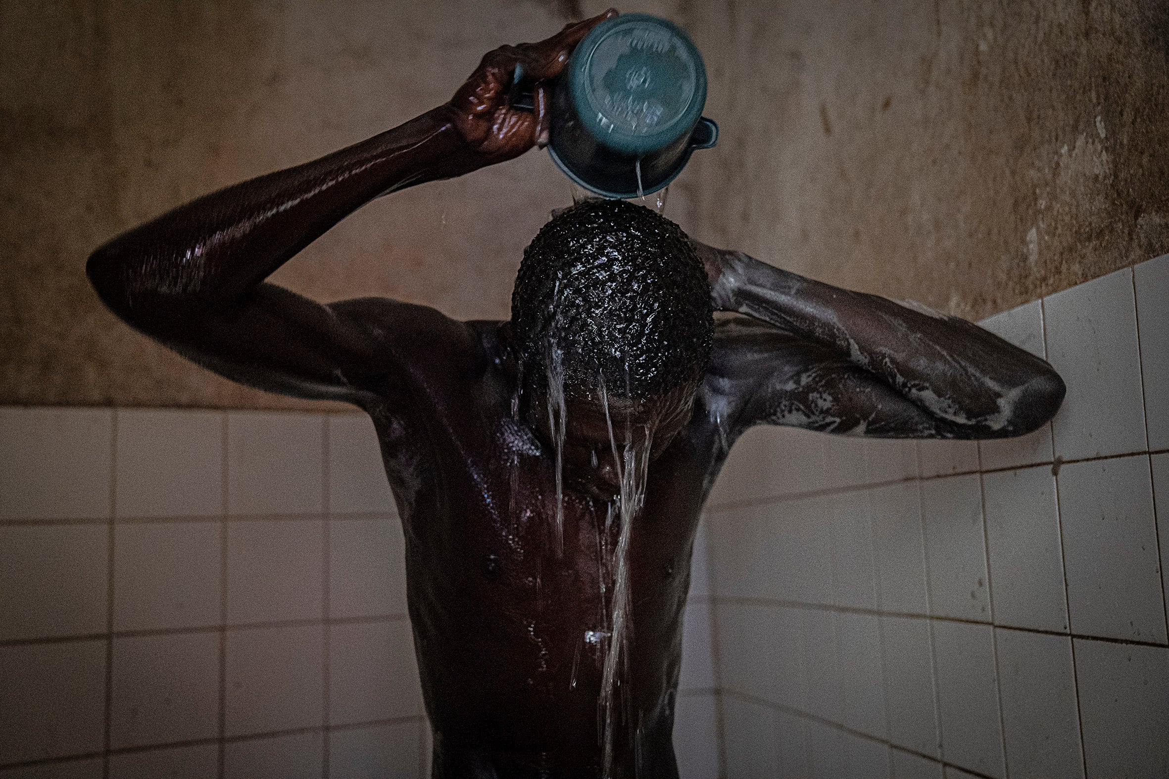 El arquitecto del mono naranja que devuelve la sonrisa a enfermos mentales de Senegal que viven en la calle