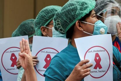 Trabajadores de la Universidad de Yangón (Myanmar) participan en una manifestación contra el golpe de Estado perpetrado por el ejército el pasado lunes.