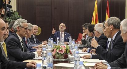 Reunión de la junta de fiscales generales en la sede de la Fiscalía Superior de Cataluña, presidida por el Fiscal General del Estado José Manuel Maza (en el centro), en mayo de 2017.