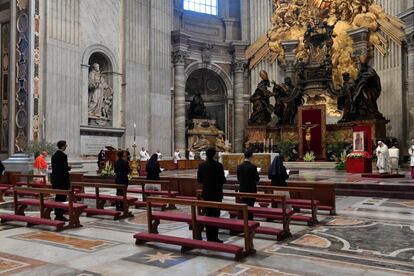 “Después de la Segunda Guerra Mundial, este amado continente pudo resurgir gracias a un auténtico espíritu de solidaridad que le permitió superar las rivalidades del pasado", ha dicho en Papa sobre Europa. En la imagen, vista del interior de la basílica de San Pedro durante la misa del Domingo de Resurrección.