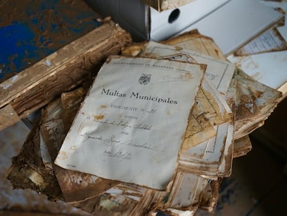 Una multa de los a?os 40 contra un ciudadano de Massanassa, manchada de barro, en el archivo municipal.