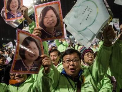 Partidarios de Tsai Ing-wen muestran su retrato en un mitin este jueves en Taiwán.