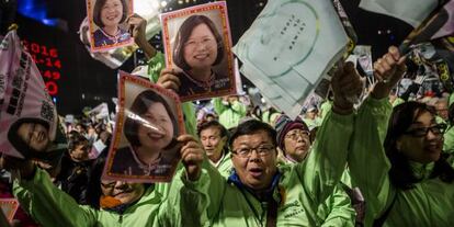 Partidarios de Tsai Ing-wen muestran su retrato en un mitin este jueves en Taiwán.