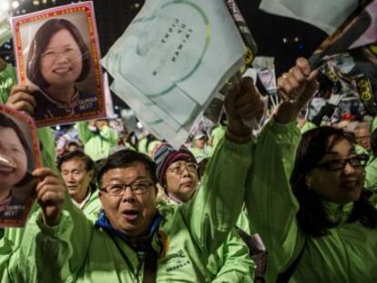 Partidarios de Tsai Ing-wen muestran su retrato en un mitin este jueves en Taiwán.