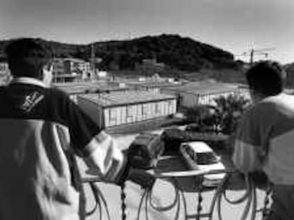 B 33O77 -color-( 3/3/2000) Barrracones del instituto de Canet de Mar . foto : Tejederas.