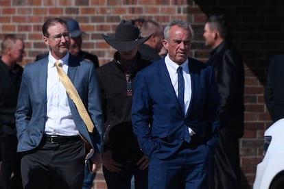 Robert F. Kennedy Jr. (derecha), llega este domingo a una iglesia menonita en Seminole (Texas).