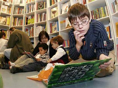 Actividades infantiles en la librería madrileña Kiriku y la Bruja en 2005.