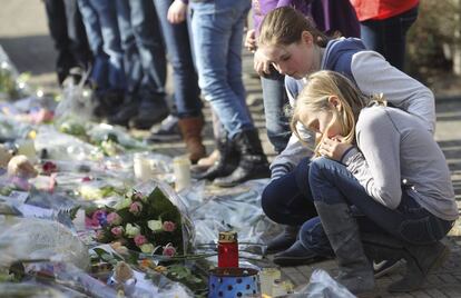 Decenas de personas, en su mayoría menores, asisten en el exterior del ayuntamiento de la localidad belga de Lommel a un acto en memoria de los niños muertos en el accidente.