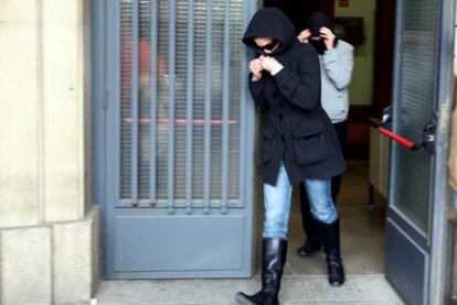 María García y su novio Javier Delgado, tras salir de los juzgados donde el juez les notificó las acusaciones que pesan contra ellos por el asesinato de Marta del Castillo.