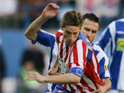 Fernando Torres lucha un balón con Alex Fernández.