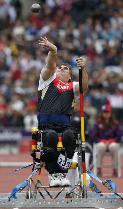 El atleta alemán Ulrich Iser durante la prueba de lanzamiento de peso.