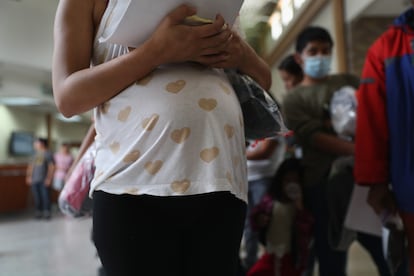 Una joven embarazada de origen hondureño espera en la fila de un hospital en McAllen, Texas.