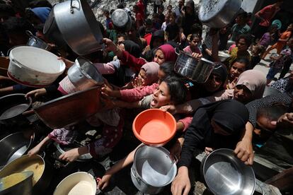 Una multitud espera el reparto de alimentos por una ONG en Yabalia, en el norte de Gaza.
