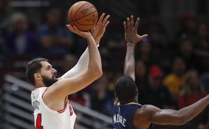 Mirotic lanza ante Moore en un Bulls-Pelicans.