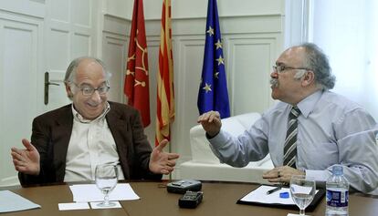 Miquel Caminal (izq.) junto a Carod Rovira en un cara a cara organizado en junio de 2010.