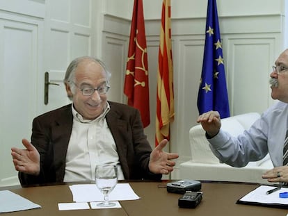 Miquel Caminal (izq.) junto a Carod Rovira en un cara a cara organizado en junio de 2010.