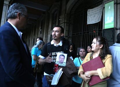 Mario Vergara platica con Alejandro Vera, ex rector de la Universidad de Morelos, y con la activista Angelica Rodríguez en el portal del Palacio de Gobierno de Morelos, en noviembre de 2015.