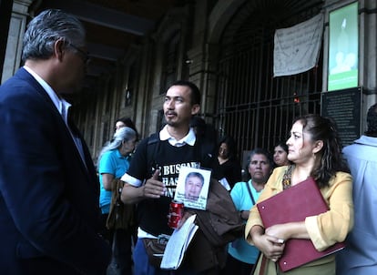 Mario Vergara platica con Alejandro Vera, ex rector de la Universidad de Morelos, y con la activista Angelica Rodríguez en el portal del Palacio de Gobierno de Morelos, en noviembre de 2015.