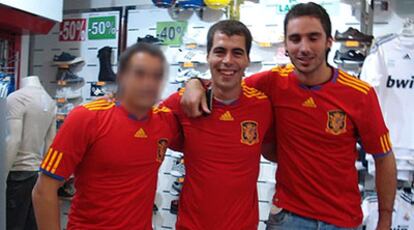 Jon Rosales (en el centro) viste una camiseta de la selección española de fútbol. Quien posa a su izquierda es, según EFE, el otro etarra detenido, Adur Aristegi. La fotografía estaba colgada en el perfil de Facebook del primero, donde se podían leer comentarios del tipo "no me esperaba esto de vosotros".