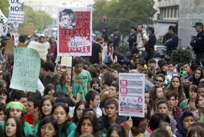 Estudiantes en una concentración frente a la Conserjería de Educación de la Comunidad de Madrid.