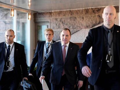 El primer ministro sueco, Stefan Lofven (centro), se dirige a reunirse con el presidente del Parlamento.