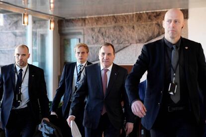 El primer ministro sueco, Stefan Lofven (centro), se dirige a reunirse con el presidente del Parlamento.