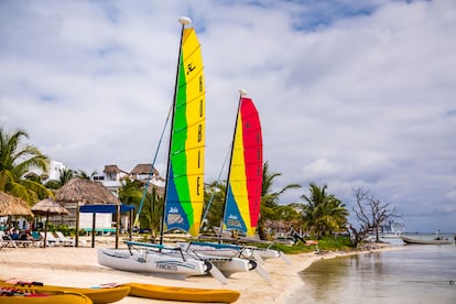 Coloridos veleros en la playa de Mahahual, México.