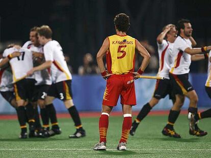 Kiko Fábregas, de espaldas, observa a los  alemanes celebrando el triunfo.
