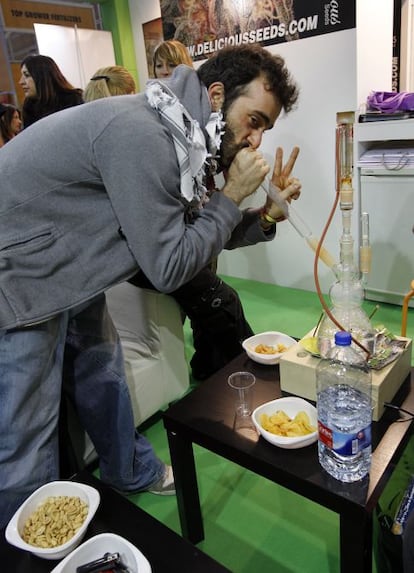 Un joven fuma en una pipa de agua o cachimba durante la Feria GrowMed.