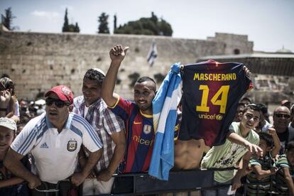 Seguidores del Barcelona aplauden al equipo en su visita a Jerusalén.