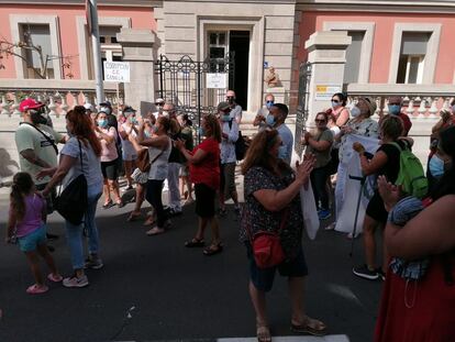 Simpatizantes de la alcaldesa de Santa Cruz, Patricia Hernández, se concentran frente al Ayuntamiento de Santa Cruz de Tenerife.